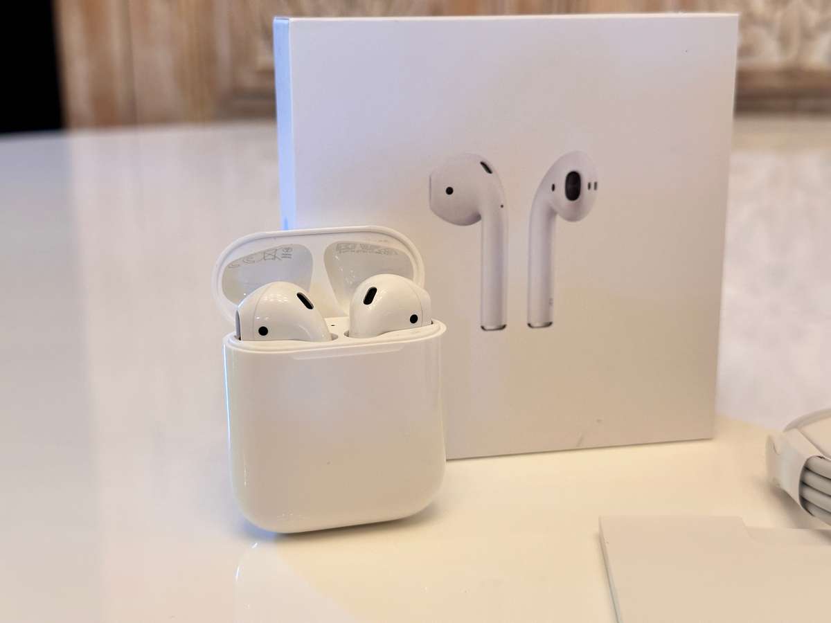 Original APPLE AirPods with Charging Case