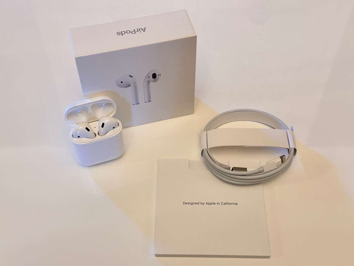 Original APPLE AirPods with Charging Case