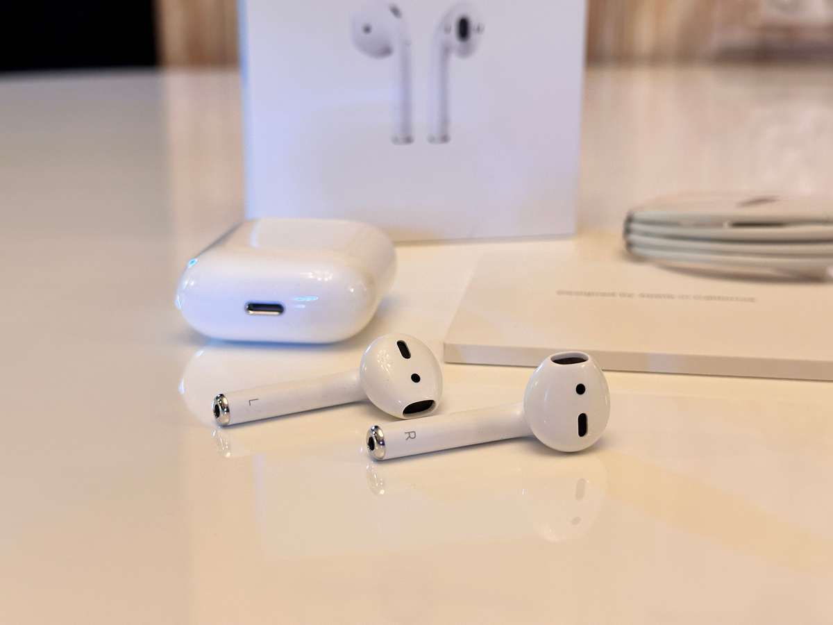 Original APPLE AirPods with Charging Case