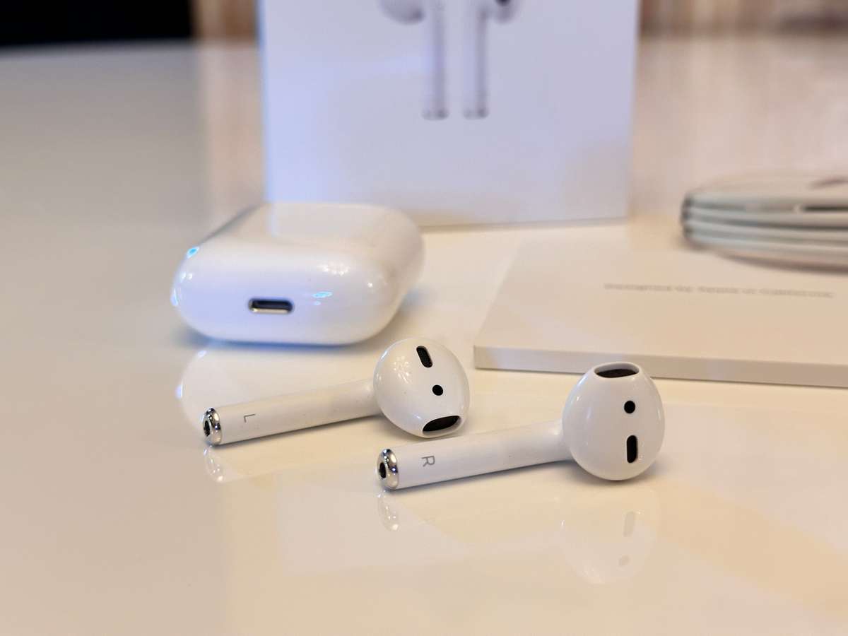 Original APPLE AirPods with Charging Case