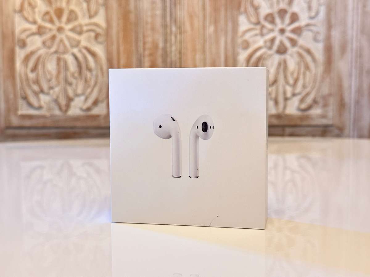 Original APPLE AirPods with Charging Case