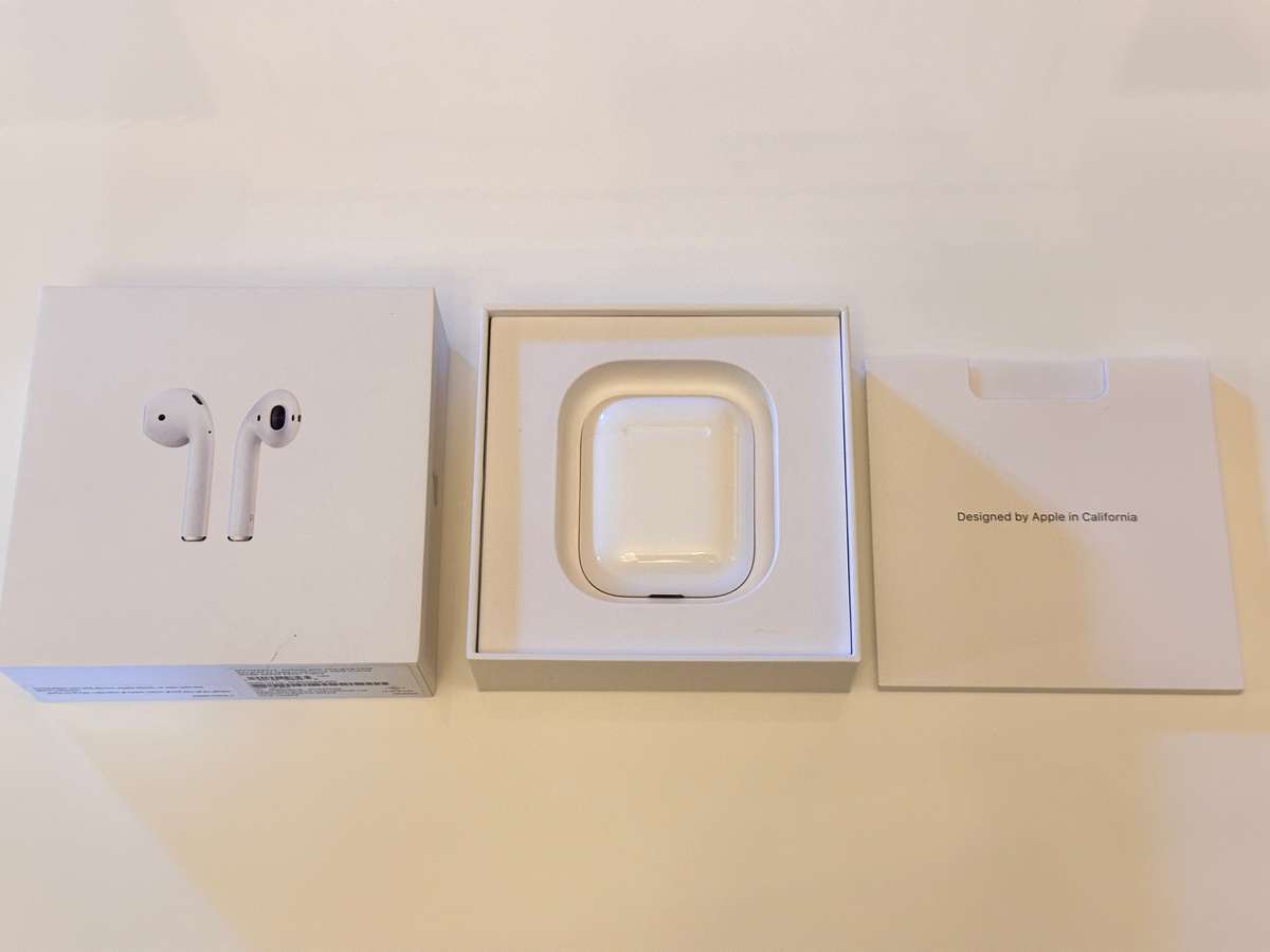 Original APPLE AirPods with Charging Case