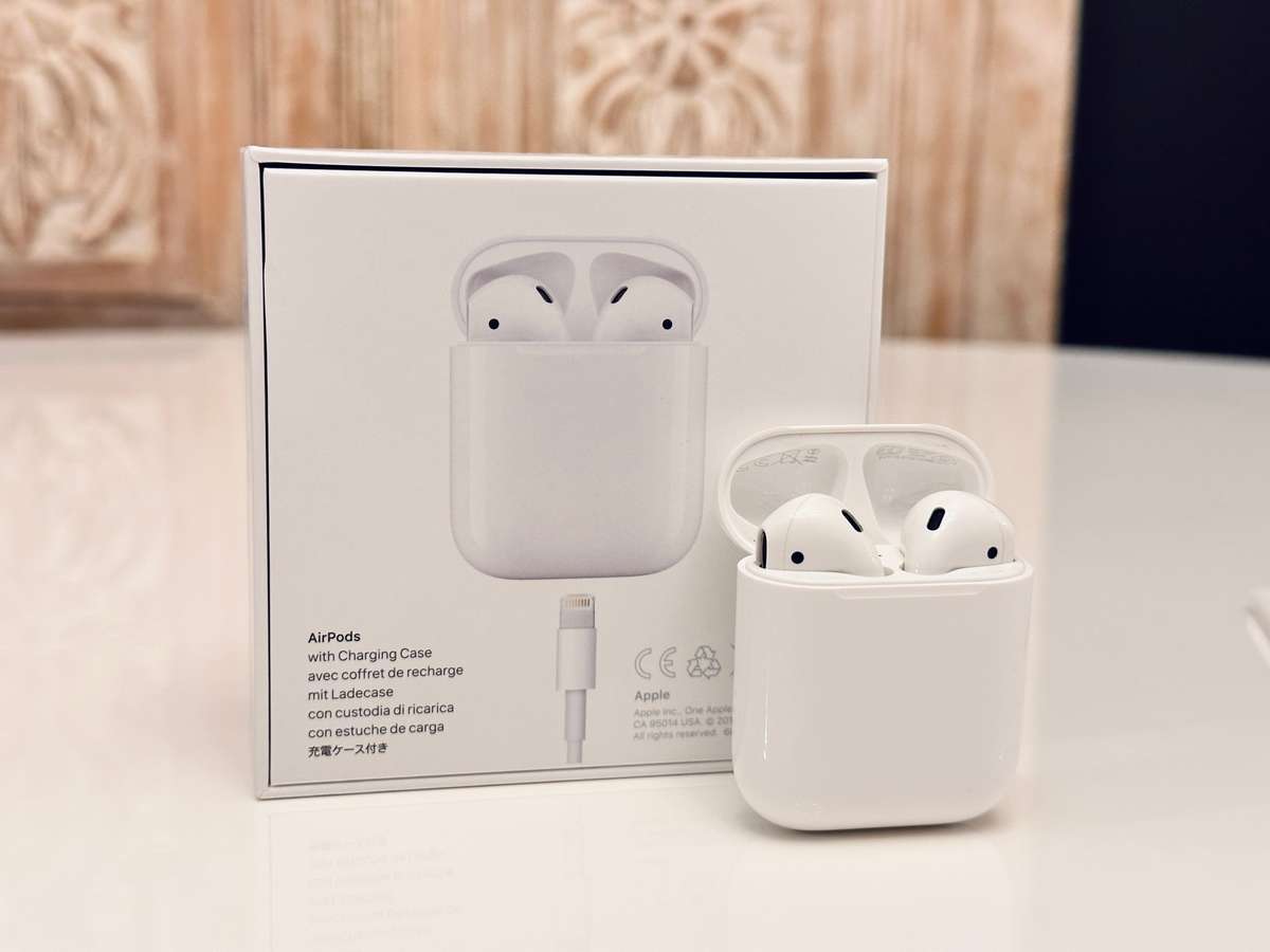 Original APPLE AirPods with Charging Case