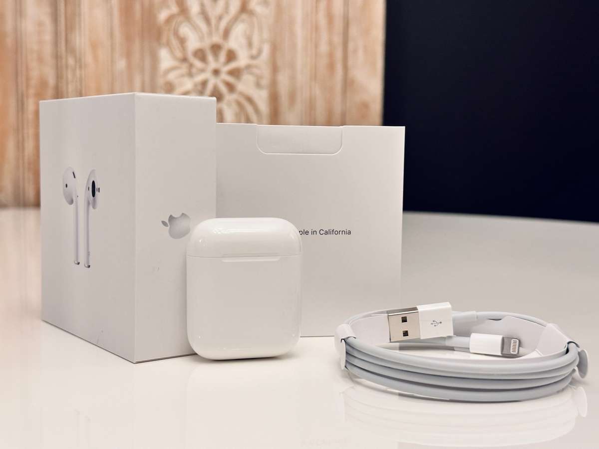 Original APPLE AirPods with Charging Case