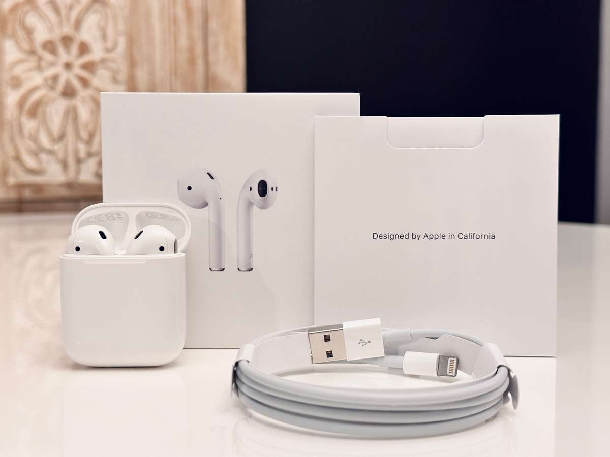 Original APPLE AirPods with Charging Case