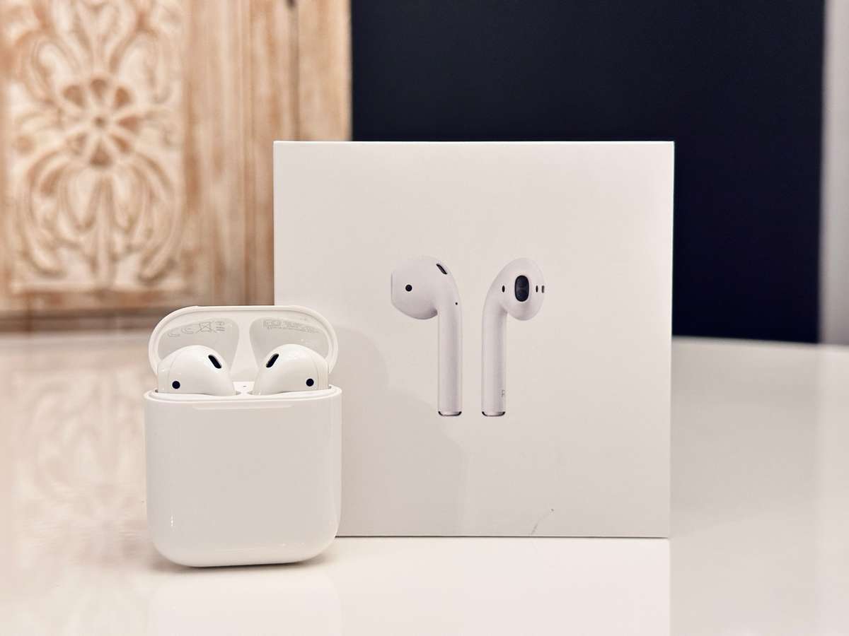 Original APPLE AirPods with Charging Case