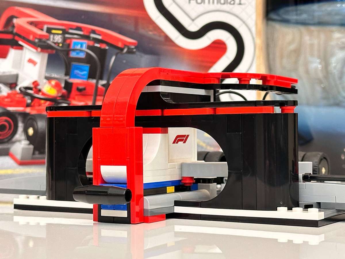Lego Iconic Ferrari F1 Pitstop Collectable Set with Original Box
