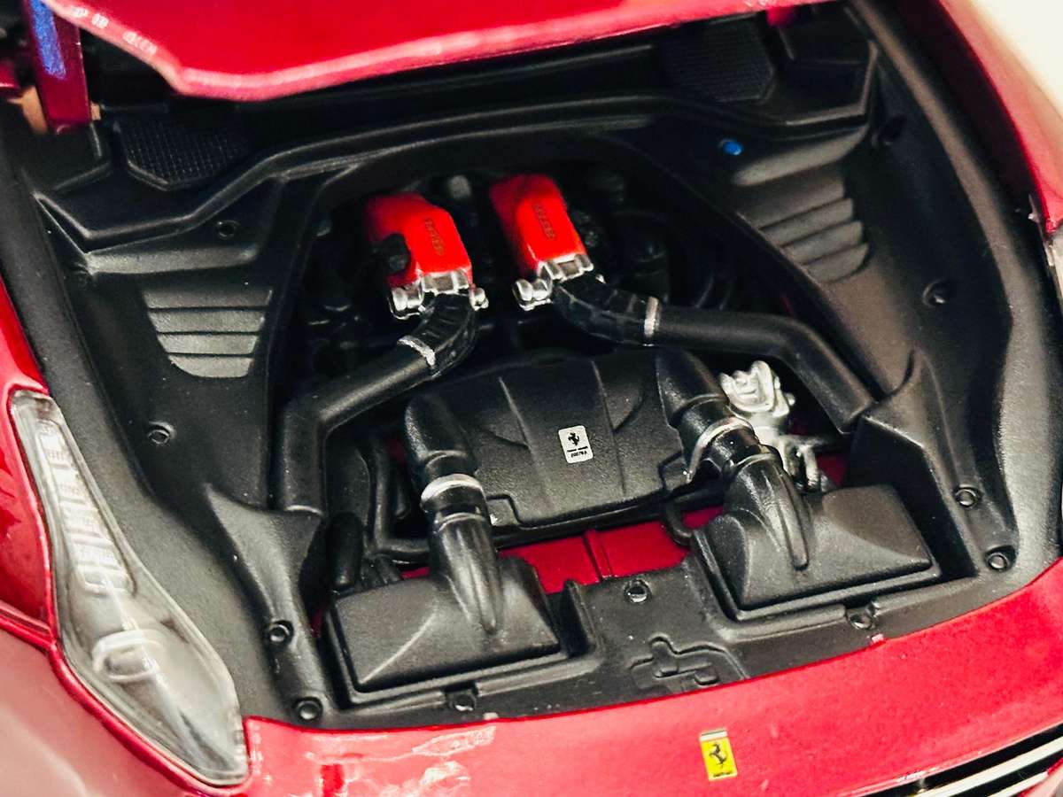 FERRARI Signature Series California T 1:18 Model Collectable in Original Box