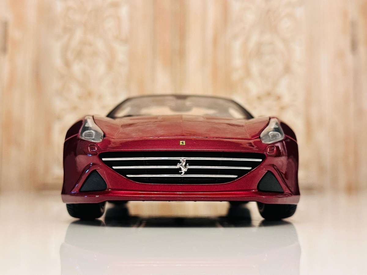 FERRARI Signature Series California T 1:18 Model Collectable in Original Box