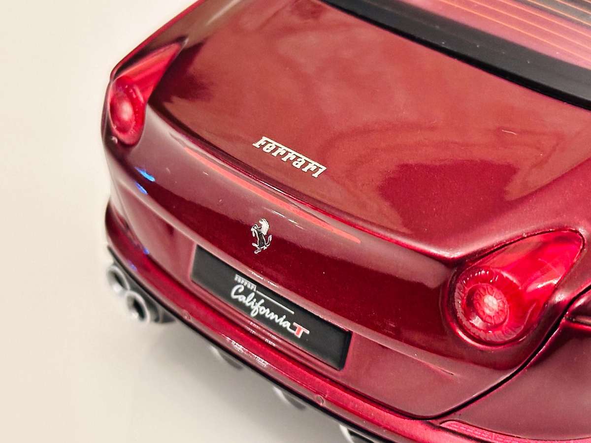 FERRARI Signature Series California T 1:18 Model Collectable in Original Box