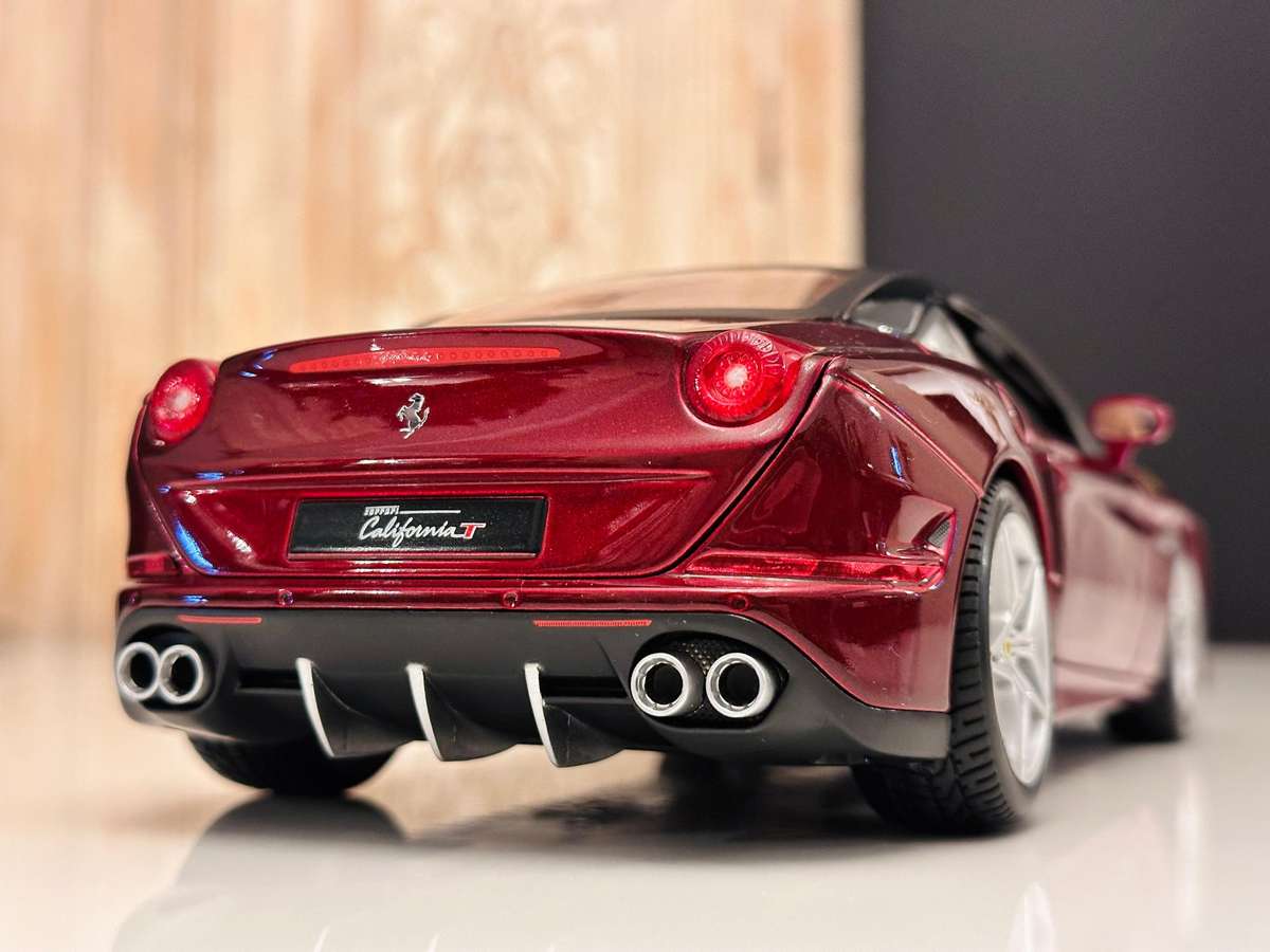 FERRARI Signature Series California T 1:18 Model Collectable in Original Box