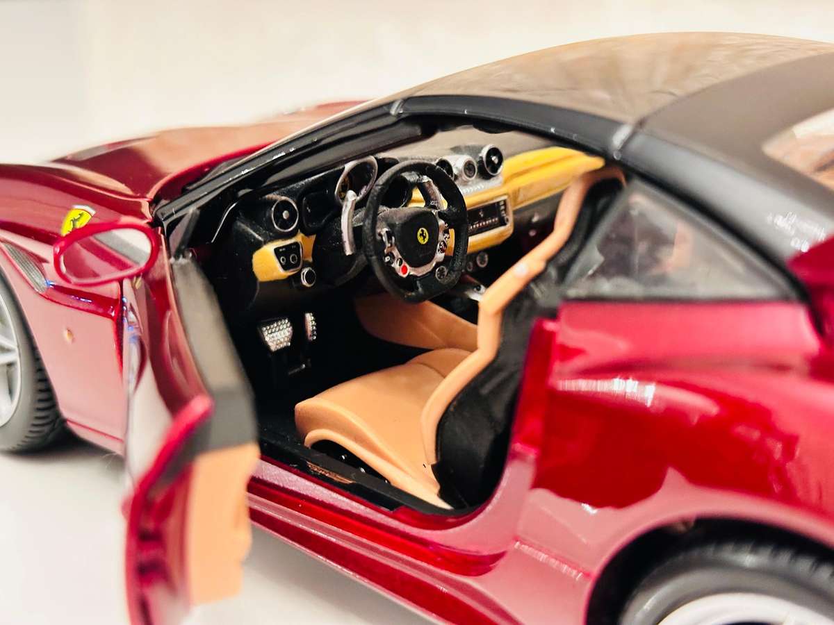 FERRARI Signature Series California T 1:18 Model Collectable in Original Box