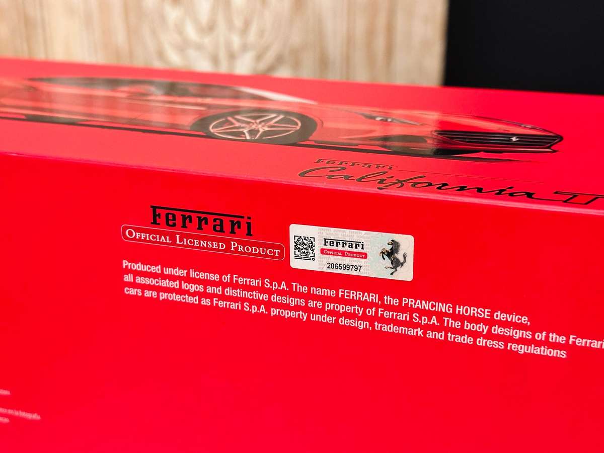 FERRARI Signature Series California T 1:18 Model Collectable in Original Box