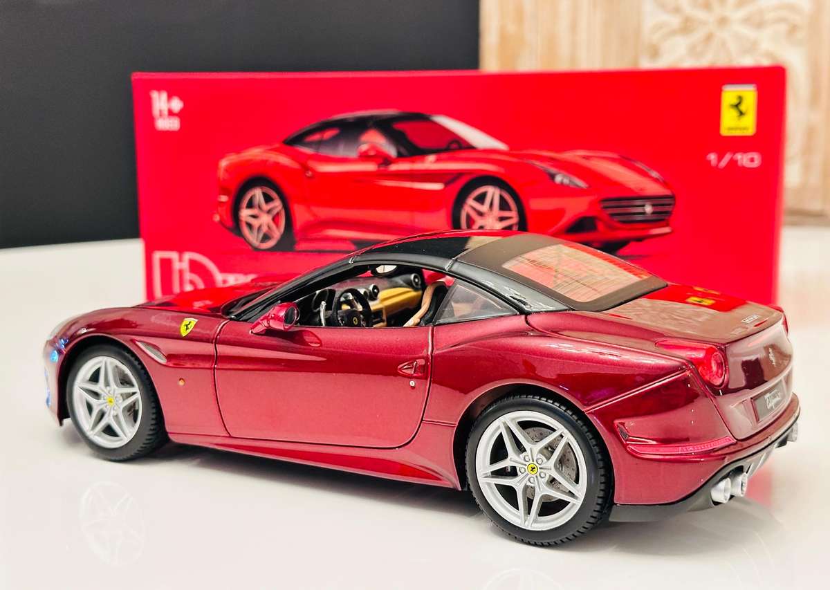 FERRARI Signature Series California T 1:18 Model Collectable in Original Box