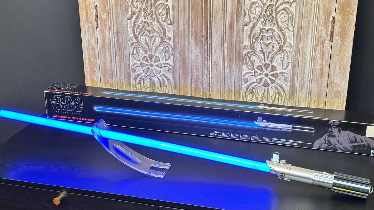 Star Wars Black Series Force FX Collectors Luke Skywalker Lightsaber with Original Box