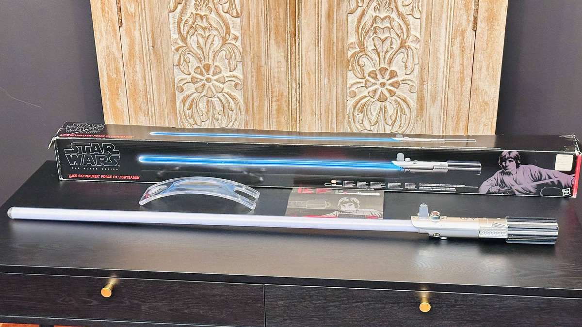 Star Wars Black Series Force FX Collectors Luke Skywalker Lightsaber with Original Box