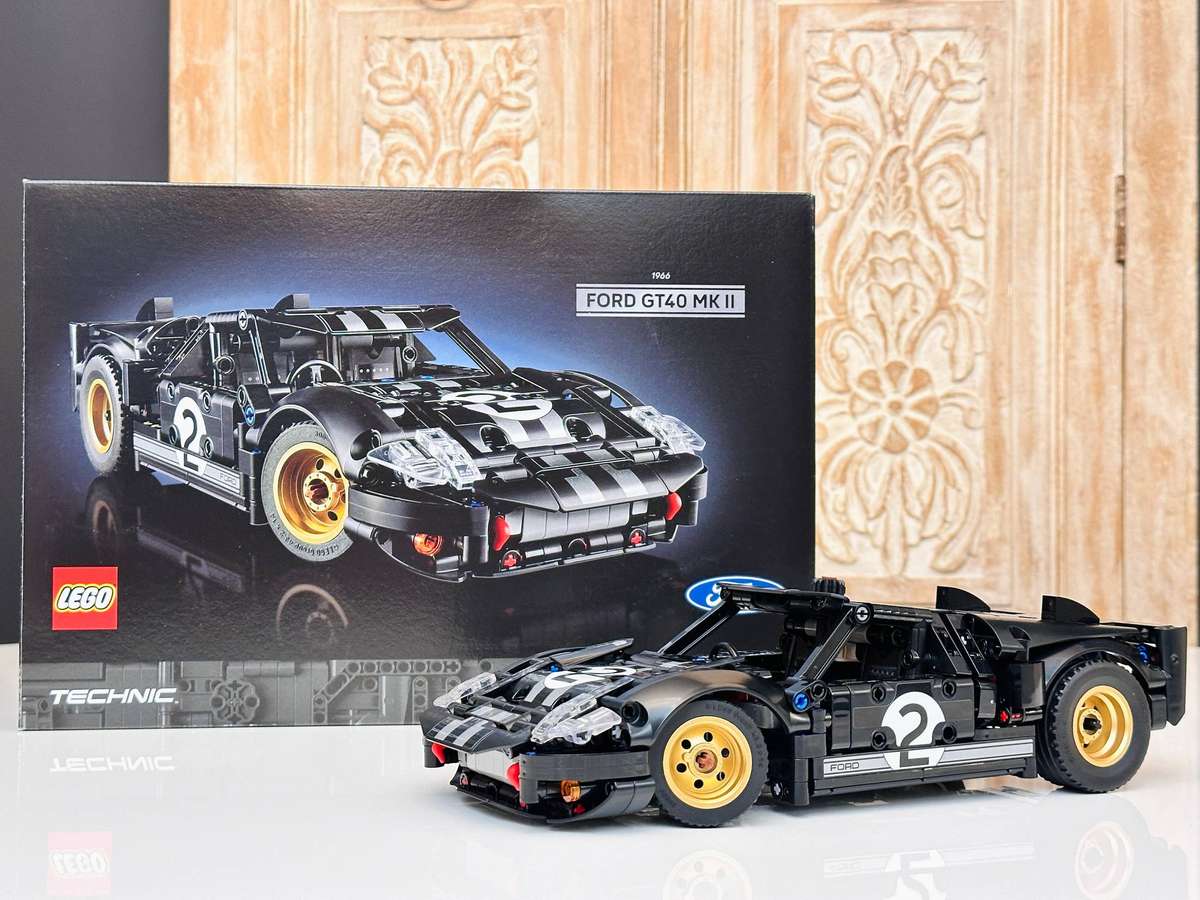 Lego Iconic Ford GT40 MKII Technic Collectable Set with Original Box