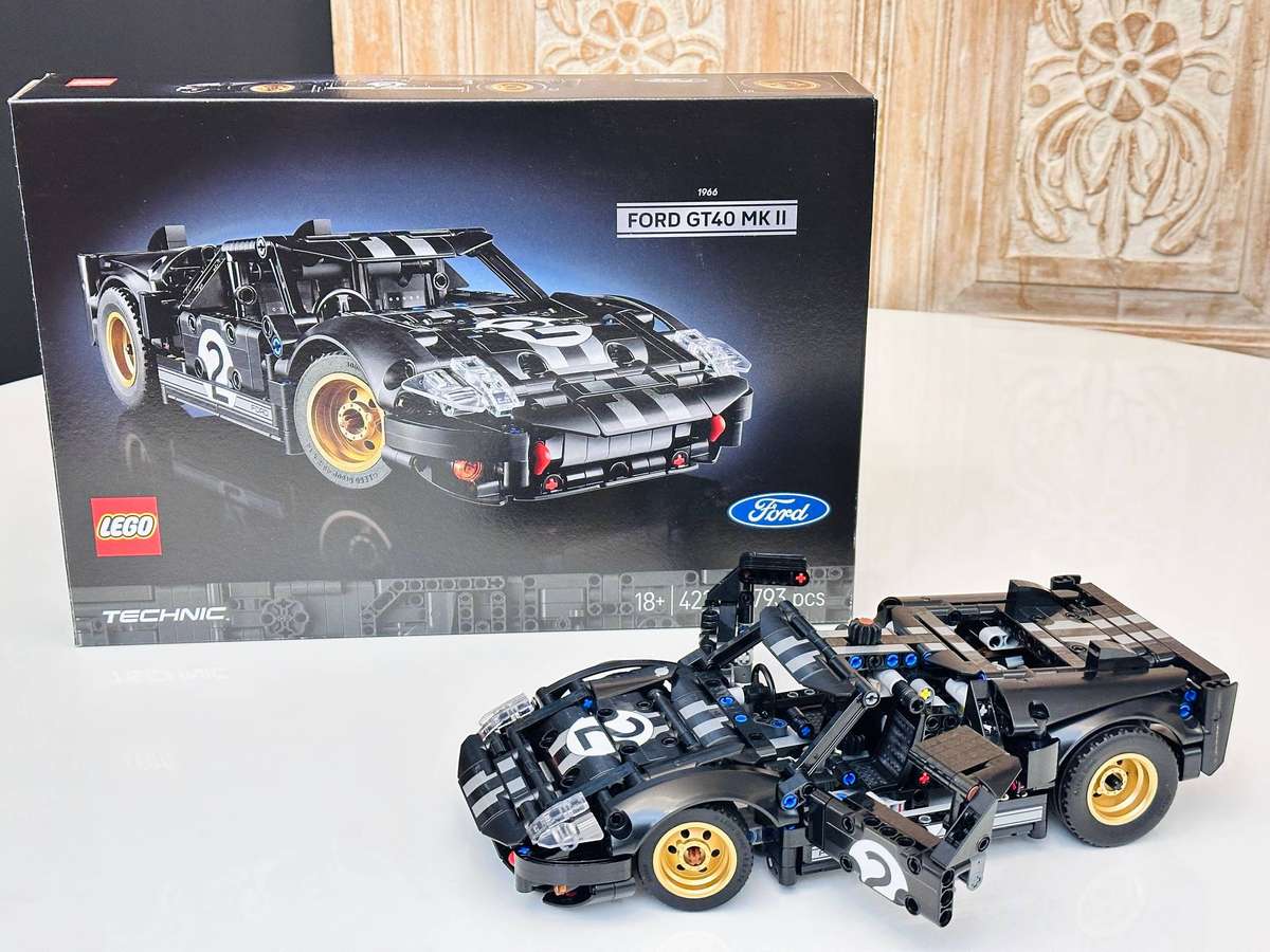 Lego Iconic Ford GT40 MKII Technic Collectable Set with Original Box