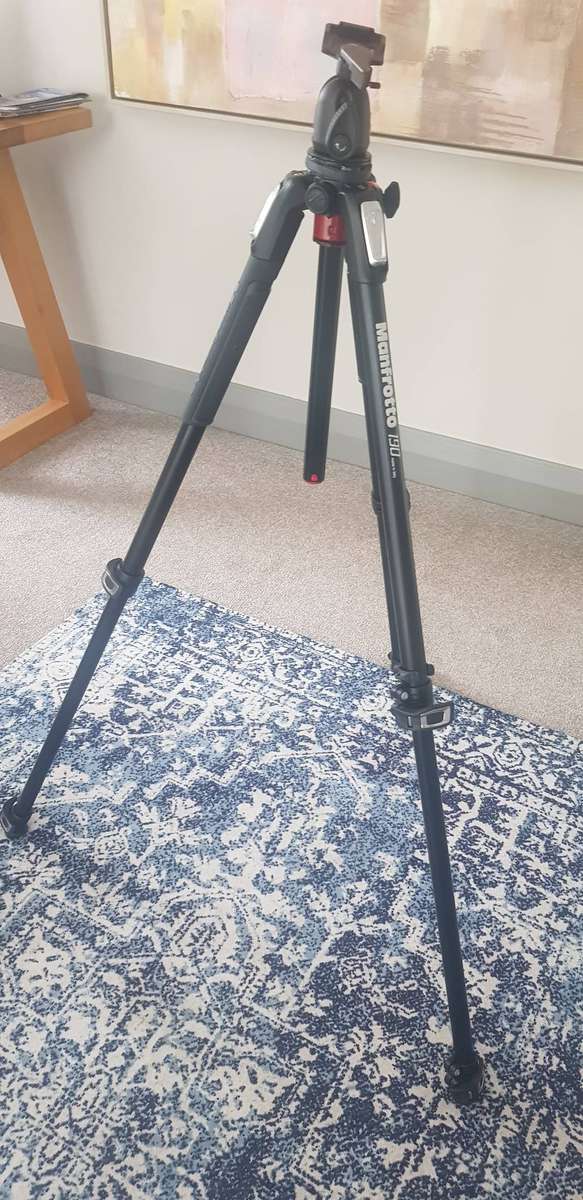 MANFROTTO TRIPOD
