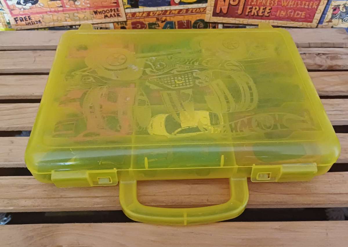 Hotwheels Diecast Cars and Carrier Case (x15)