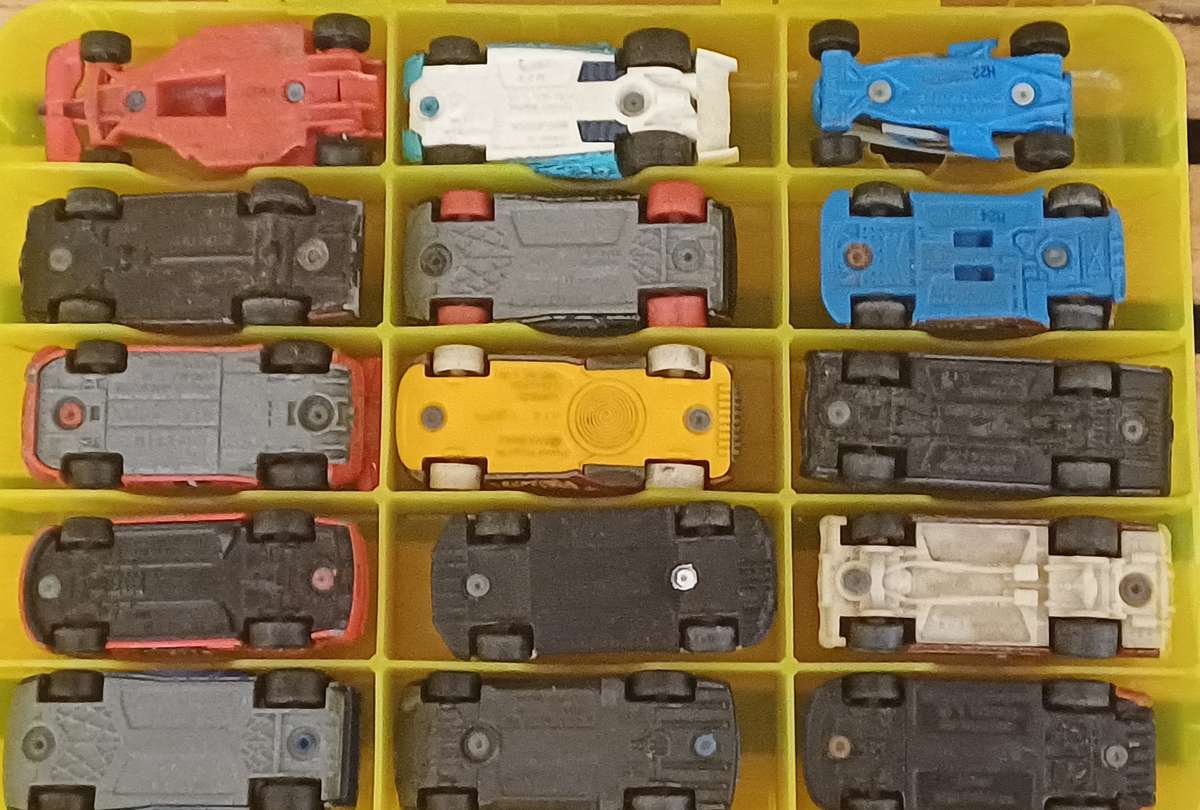 Hotwheels Diecast Cars and Carrier Case (x15)