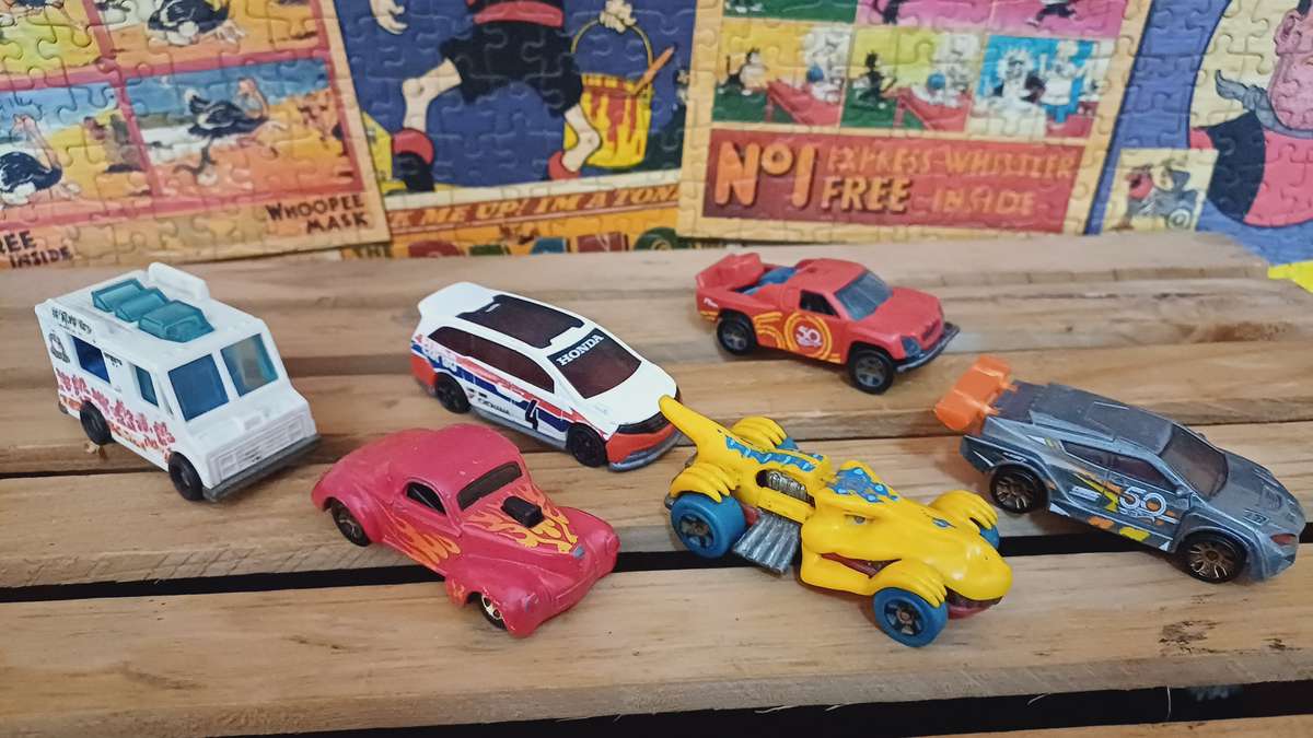 Hot Wheels Carry Case & Die Cast Cars