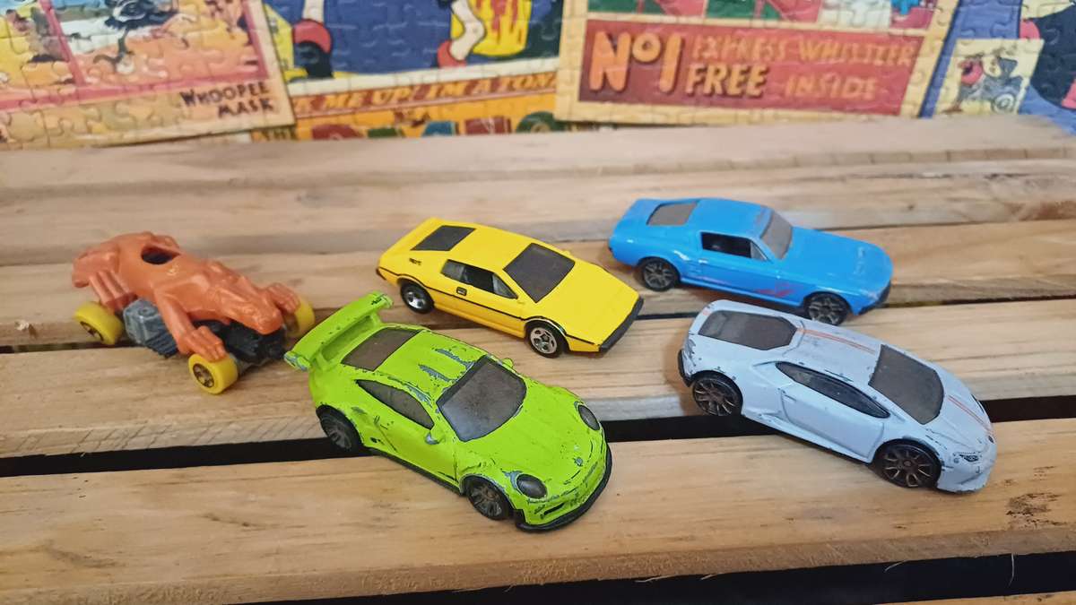 Hot Wheels Carry Case & Die Cast Cars