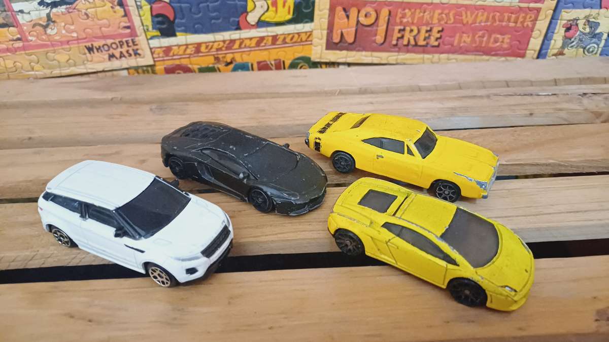 Hot Wheels Carry Case & Die Cast Cars