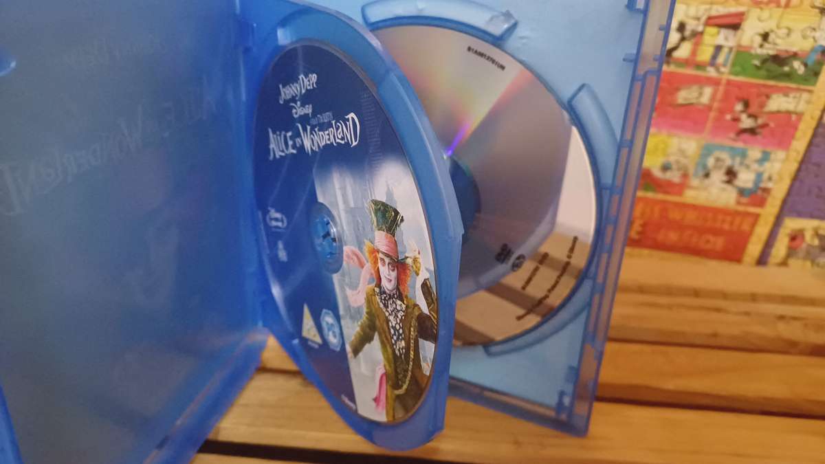 Alice In Wonderland (Blu ray/DVD)