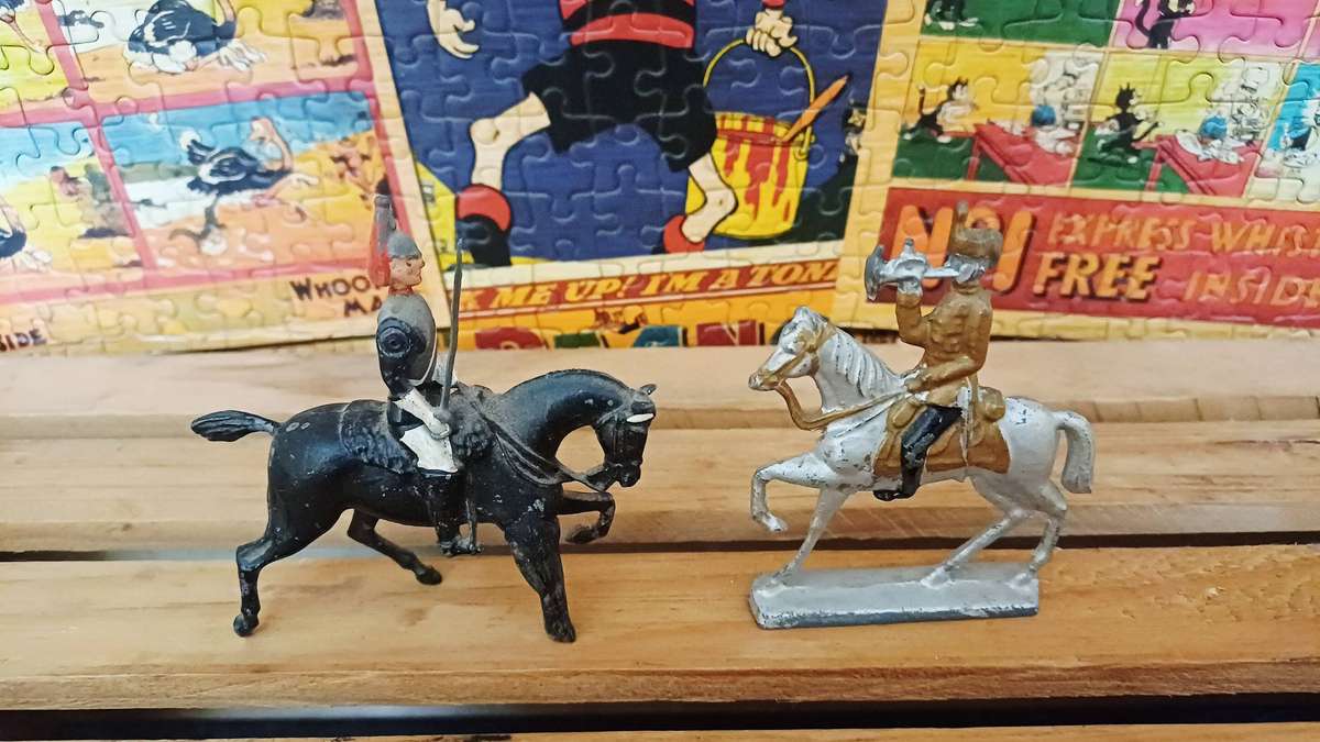 Bundle of Vintage Lead/Metal Soldiers/Figures