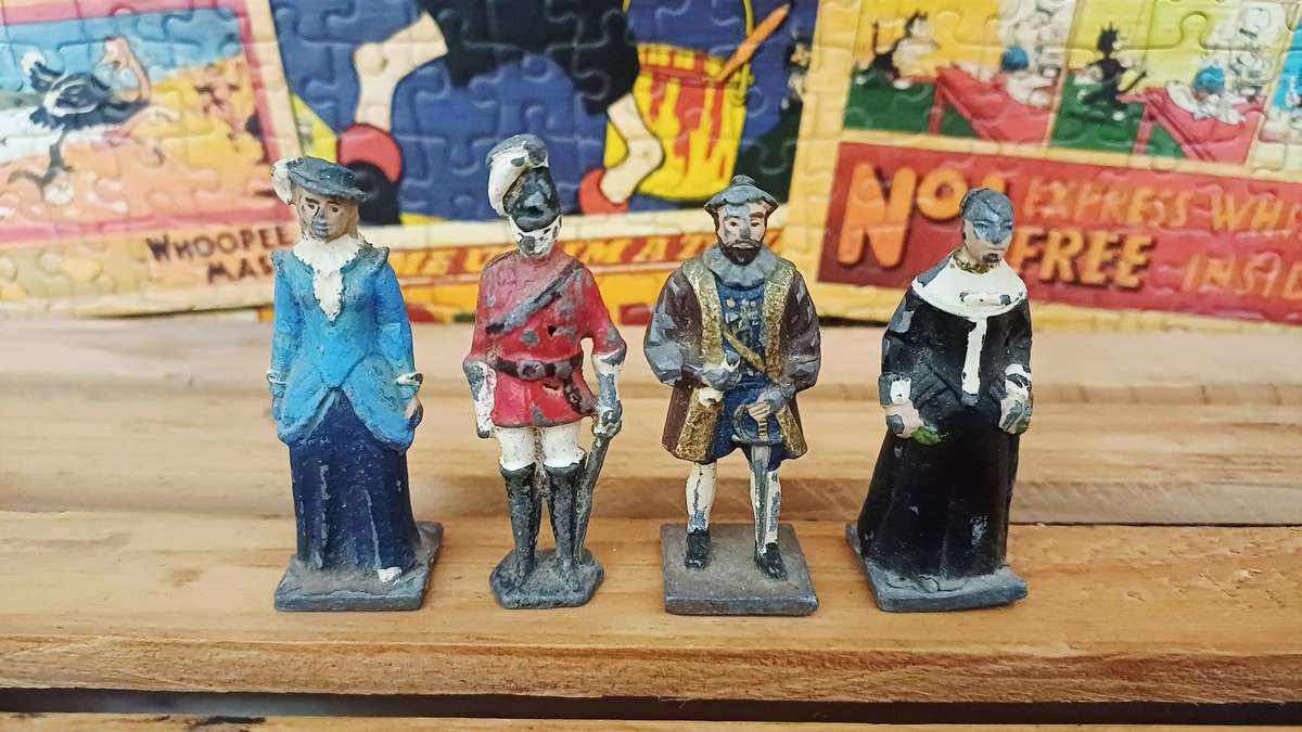 Bundle of Vintage Lead/Metal Soldiers/Figures