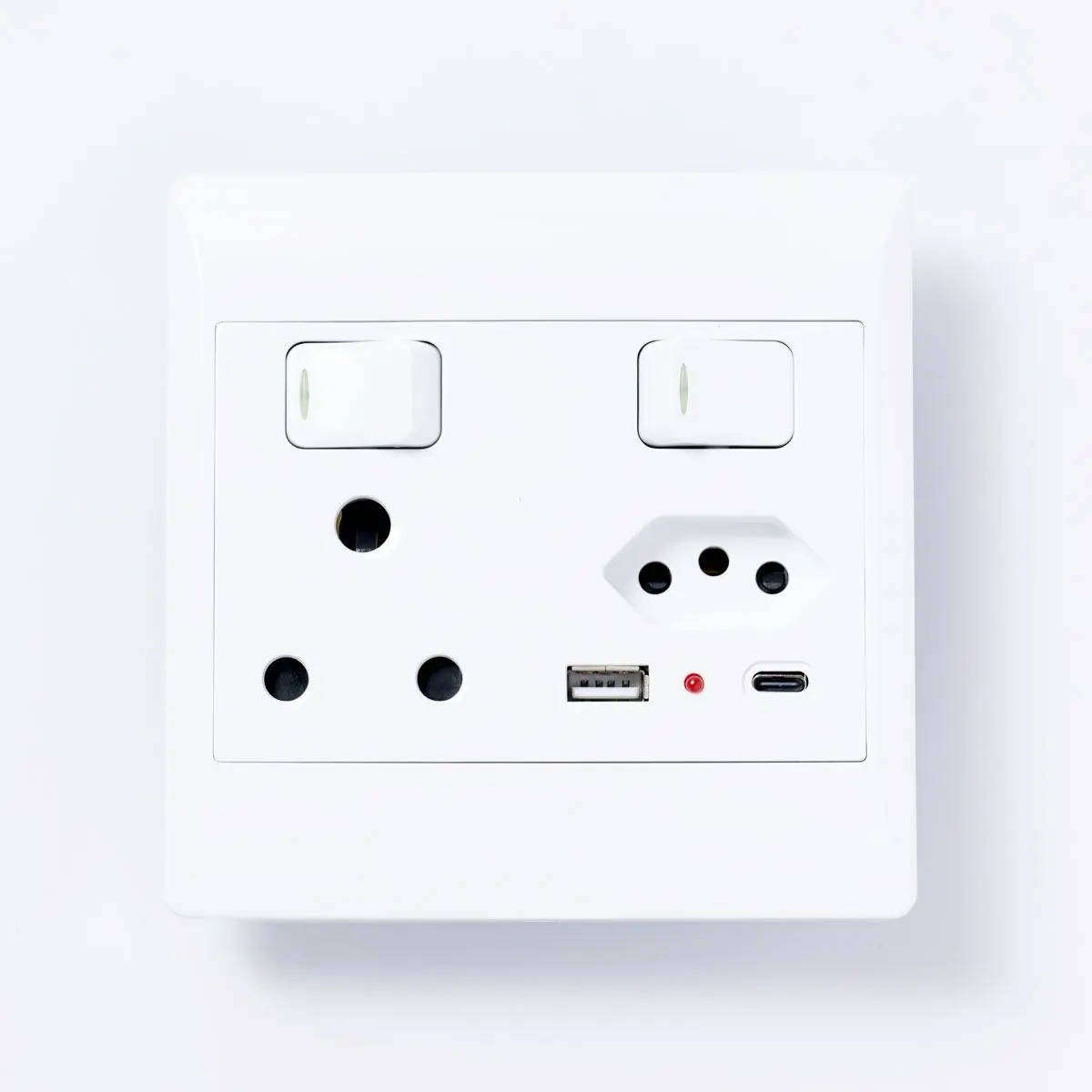 Switched Socket, 1 x 3Pin, 1 x Euro, 2 x USB