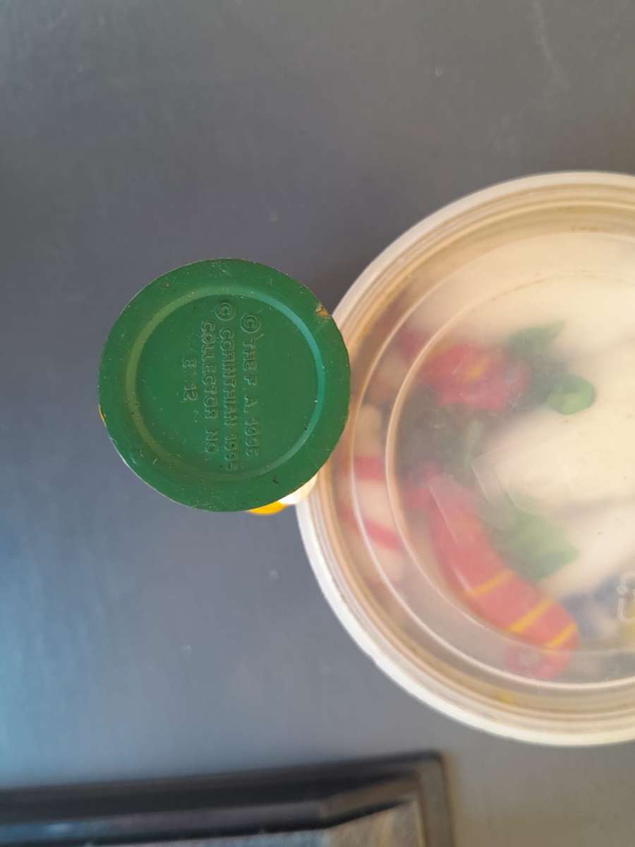 Set of 10 plastic sports figurines 1995 english football and cricket