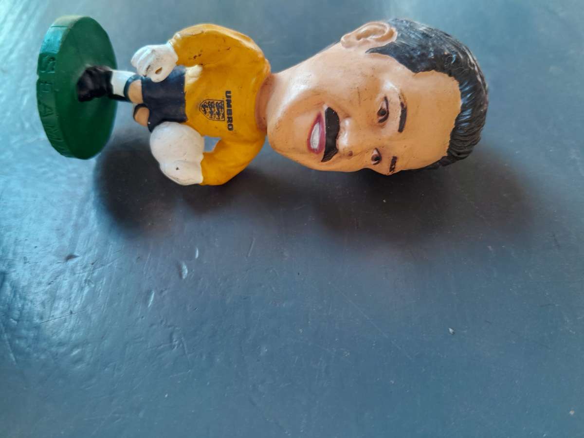 Set of 10 plastic sports figurines 1995 english football and cricket