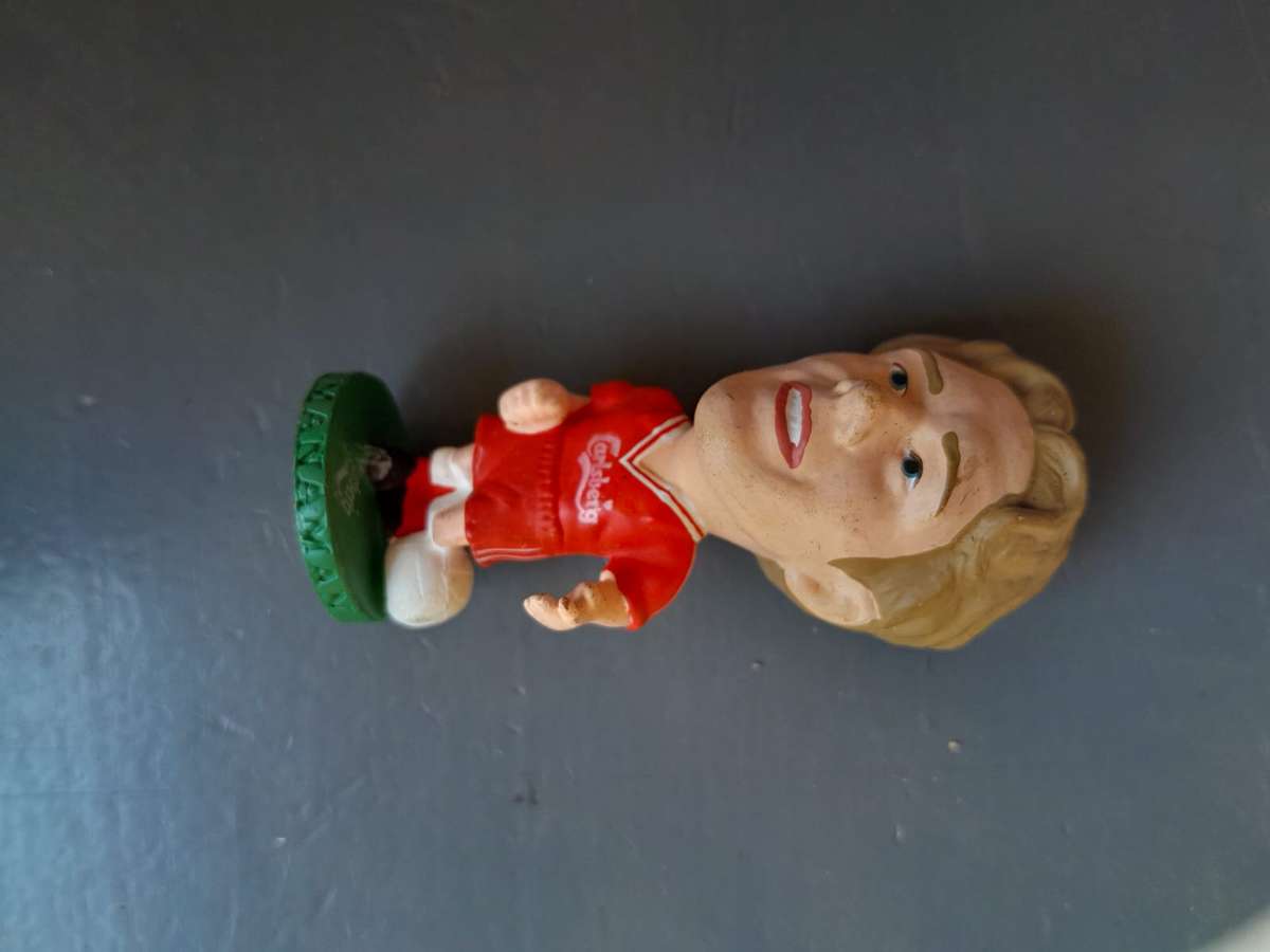 Set of 10 plastic sports figurines 1995 english football and cricket