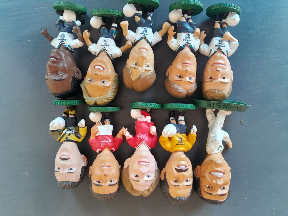 Set of 10 plastic sports figurines 1995 english football and cricket