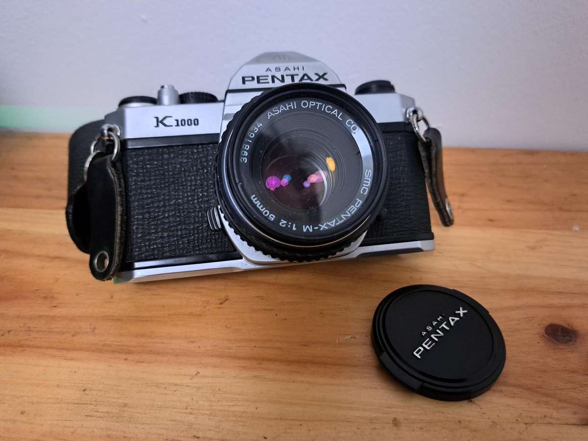 Pentax K1000 35mm Film SLR Camera with SMC Pentax-M 1:2 50mm f2-22 Lens