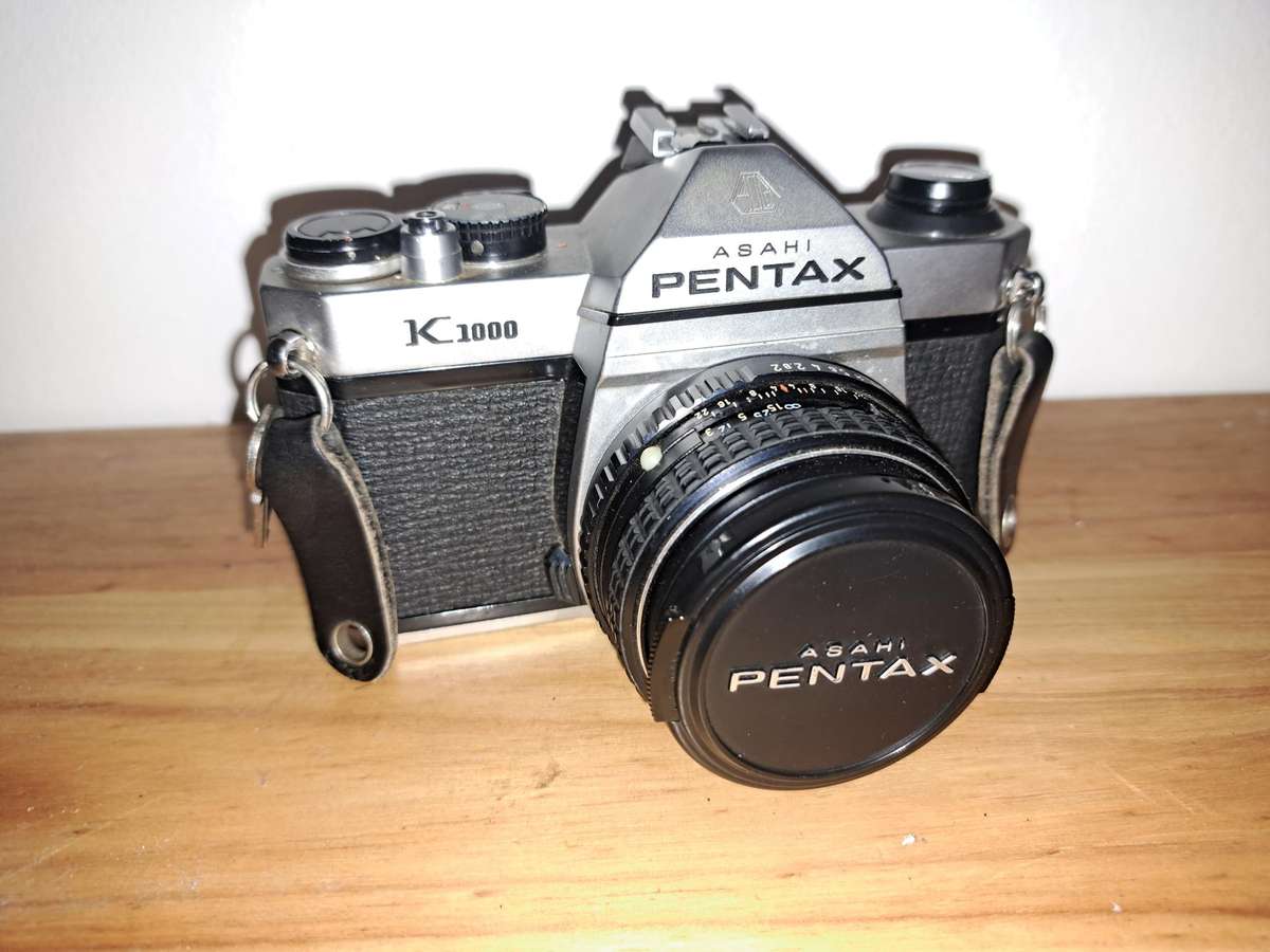 Pentax K1000 35mm Film SLR Camera with SMC Pentax-M 1:2 50mm f2-22 Lens