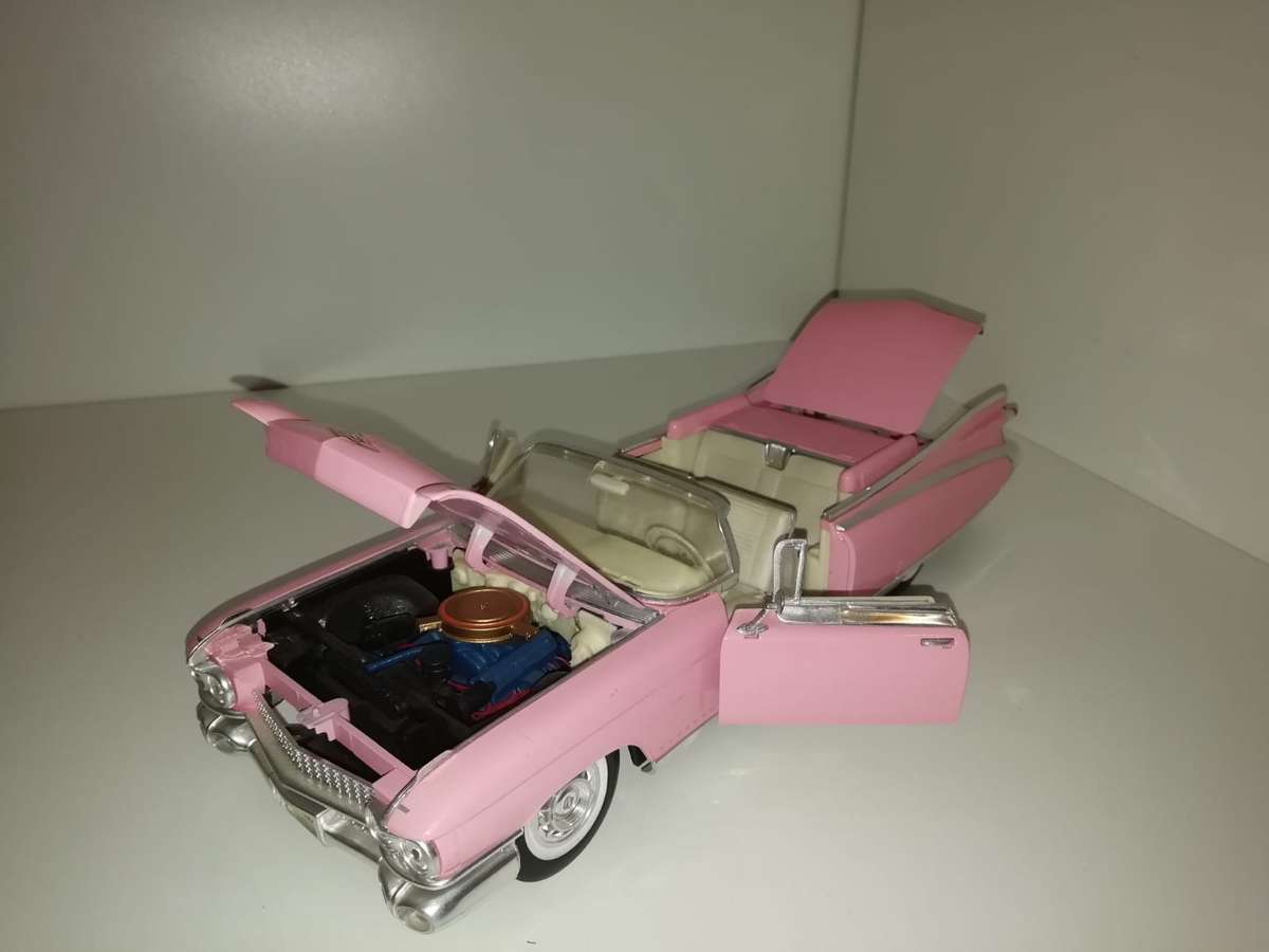 Pink Maisto Cadillac 1:18 (1959) die-cast car