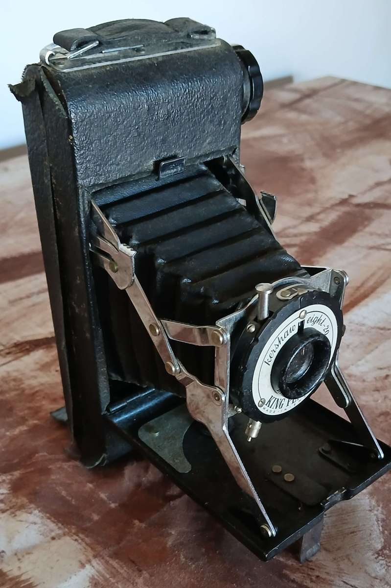 Vintage Folding Camera Kersaw eight-20 KING PENGUIN