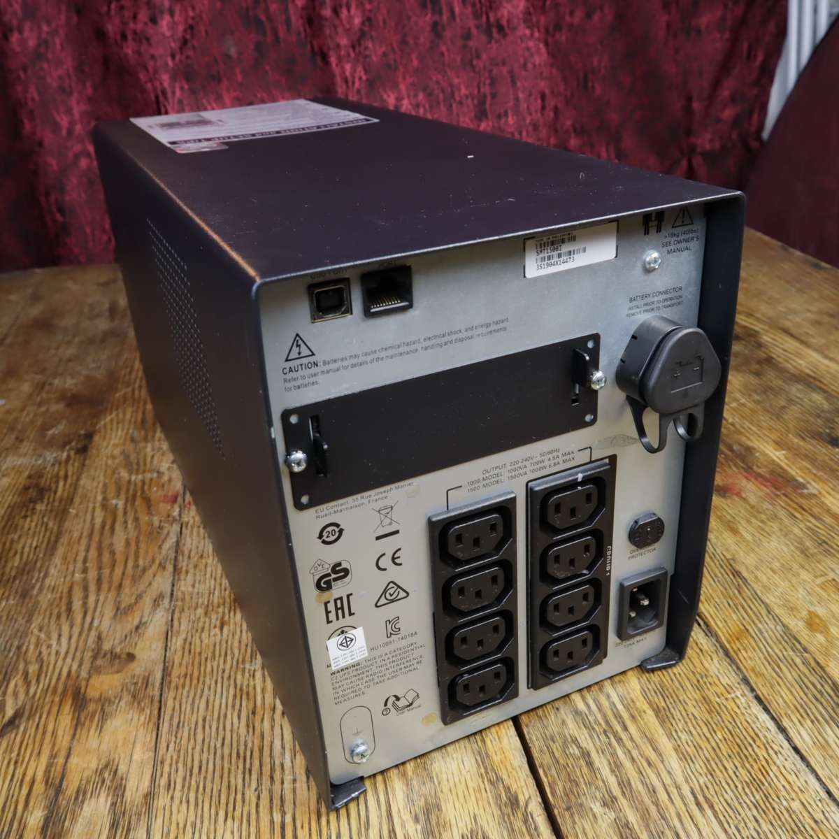 APC Smart-UPS, Line Interactive, 1500VA, 8x NEMA 5-15R outlets, SmartSlot, AVR, LCD - SMT1500