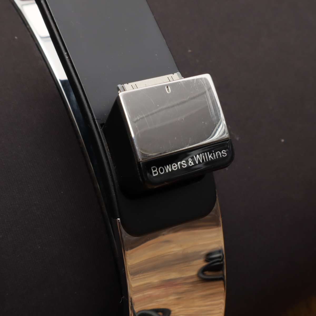 Bowers & Wilkins Zeppelin Air With 30-Pin iPod Dock Connector + 1GB iPod