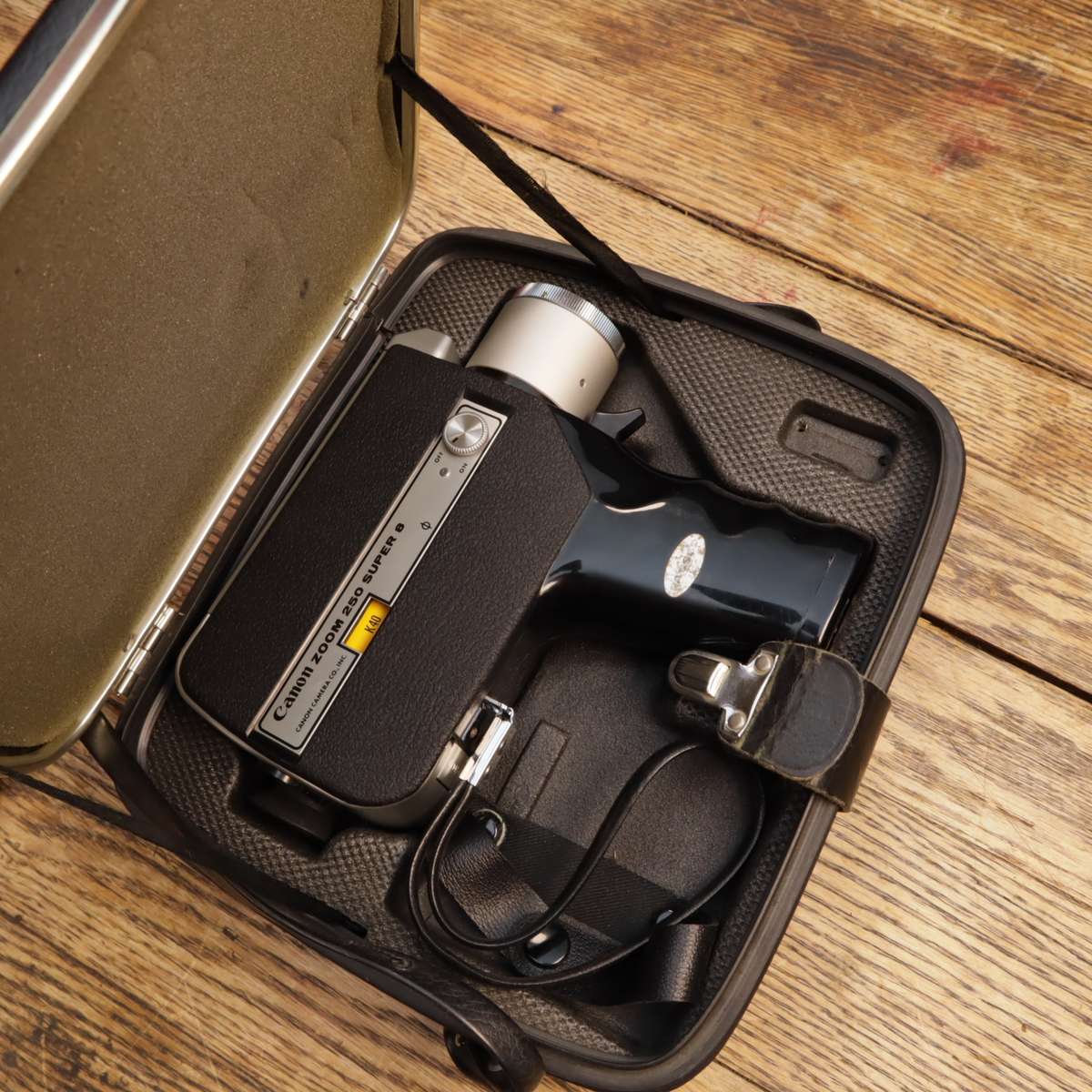 VINTAGE - Canon Zoom 250 SUPER 8 Film Movie Camera With 10.8-27mm 1:1.8 Lens