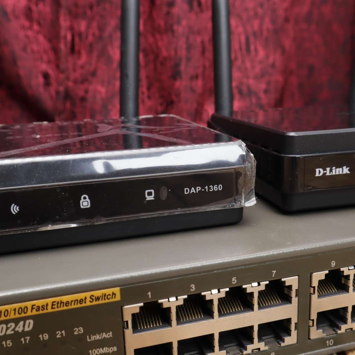 D-Link DES-1024D Switch & DAP-1360 Routers - LOT