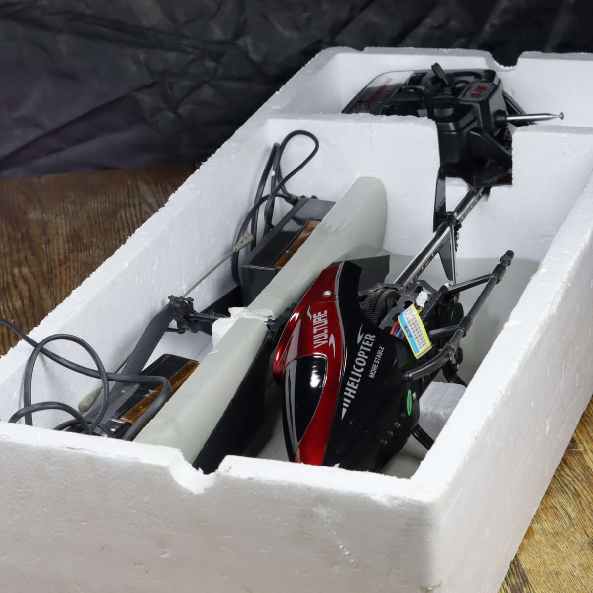 Huan Qi 848B RC 3CH Wireless Helicopter With Remote & Chargers