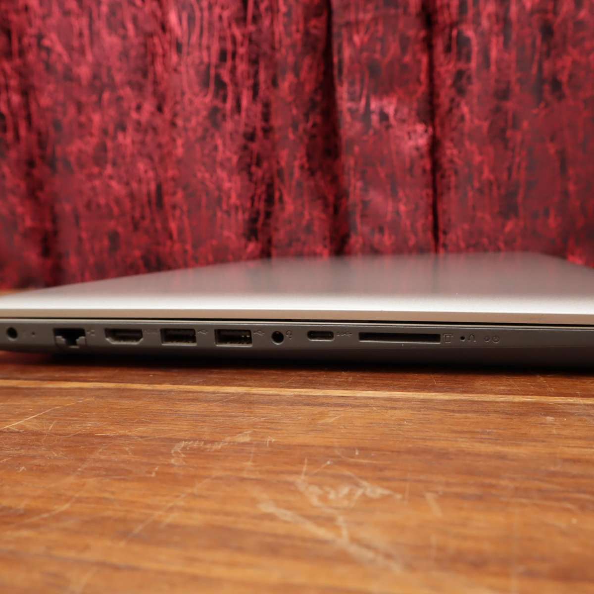 Lenovo IdeaPad 320-15IKB 2.5GHz Core i5 7Th Gen 8GB RAM 250GB SSD 15.6" AMD Radeon(TM) 530