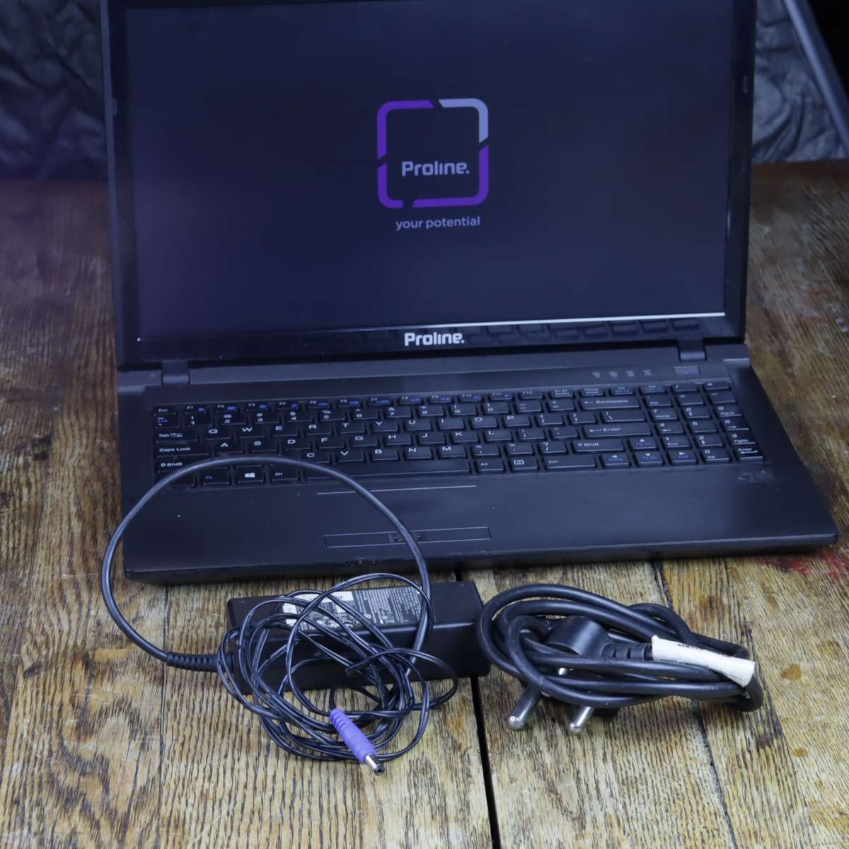 Proline Professional W25CSW 15.6" Core i7 Notebook Quad Core 8GB 2.50GHz 233GB HDD