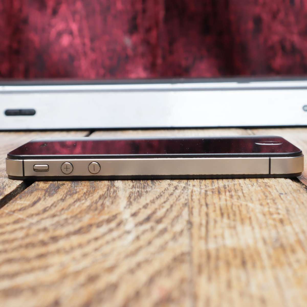 iPhone 4s 32GB A1387 and iPega Docking Station Speaker