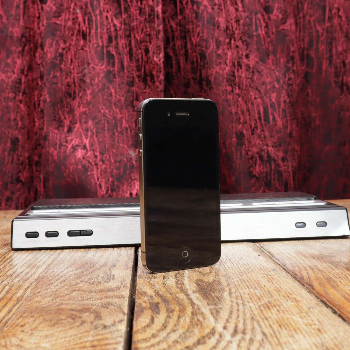 iPhone 4s 32GB A1387 and iPega Docking Station Speaker