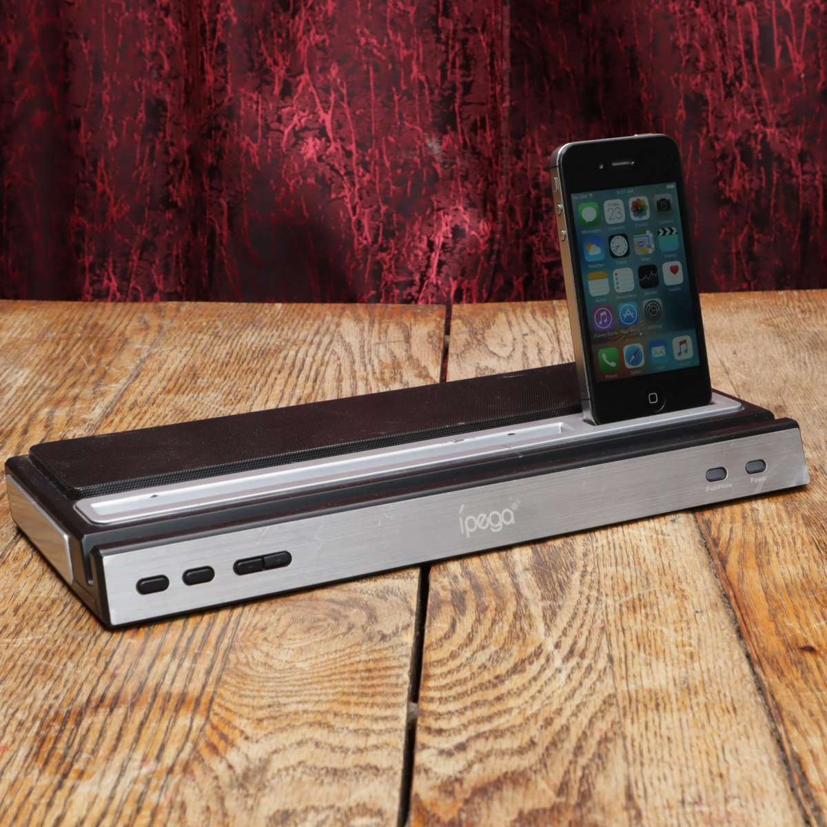 iPhone 4s 32GB A1387 and iPega Docking Station Speaker